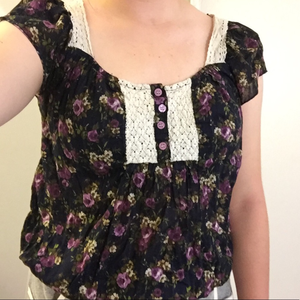 CUTE FLOWERY LIGHT SHIRT